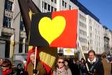 Le prototype du drapeau-coeur belge à la Grande Marche pour l'Unité de la Belgique du 18 novembre 2007